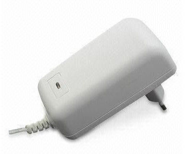 Trắng 20W ngoài AC DC Power Supply 12V, hiệu suất cao