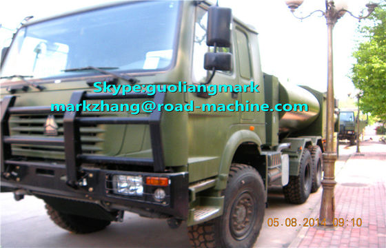 SINOTRUK HOWO Xe tải chở dầu 6 * 4 quân đội xanh 25 * 4 với EURO tiêu chuẩn LHD HOẶC RHD
